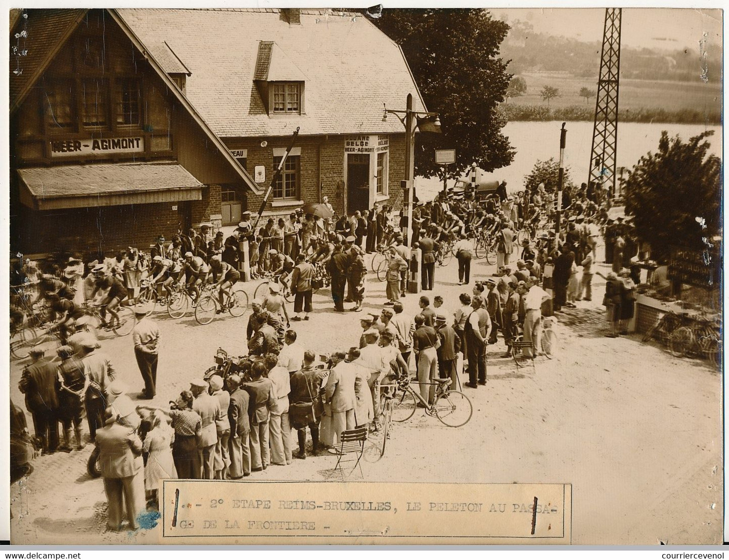 FRANCE / BELGIQUE - La 2ème étape REIMS BRUXELLES Le Peloton Au Passage De La Frontière (Weer Agimont) Tour France 1949 - Sports