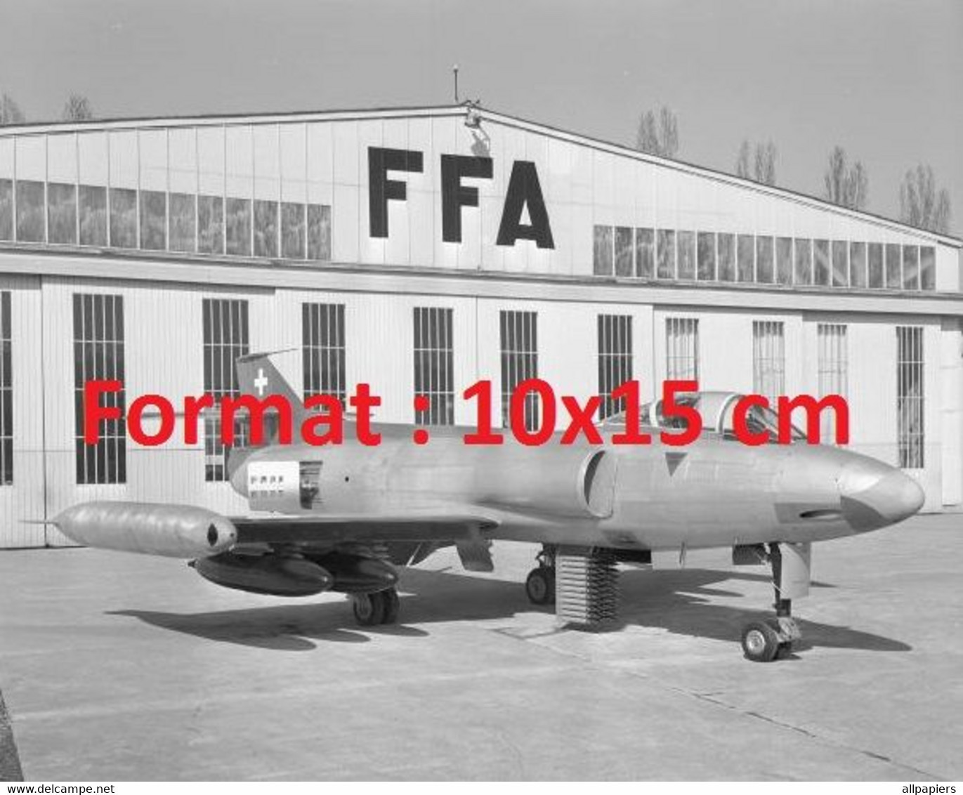 Reproduction Photographie Ancienne D'un Avion De Chasse Suisse P16 Avec Armements Aérodrome D'Altenrhein Suisse 1955 - Otros & Sin Clasificación