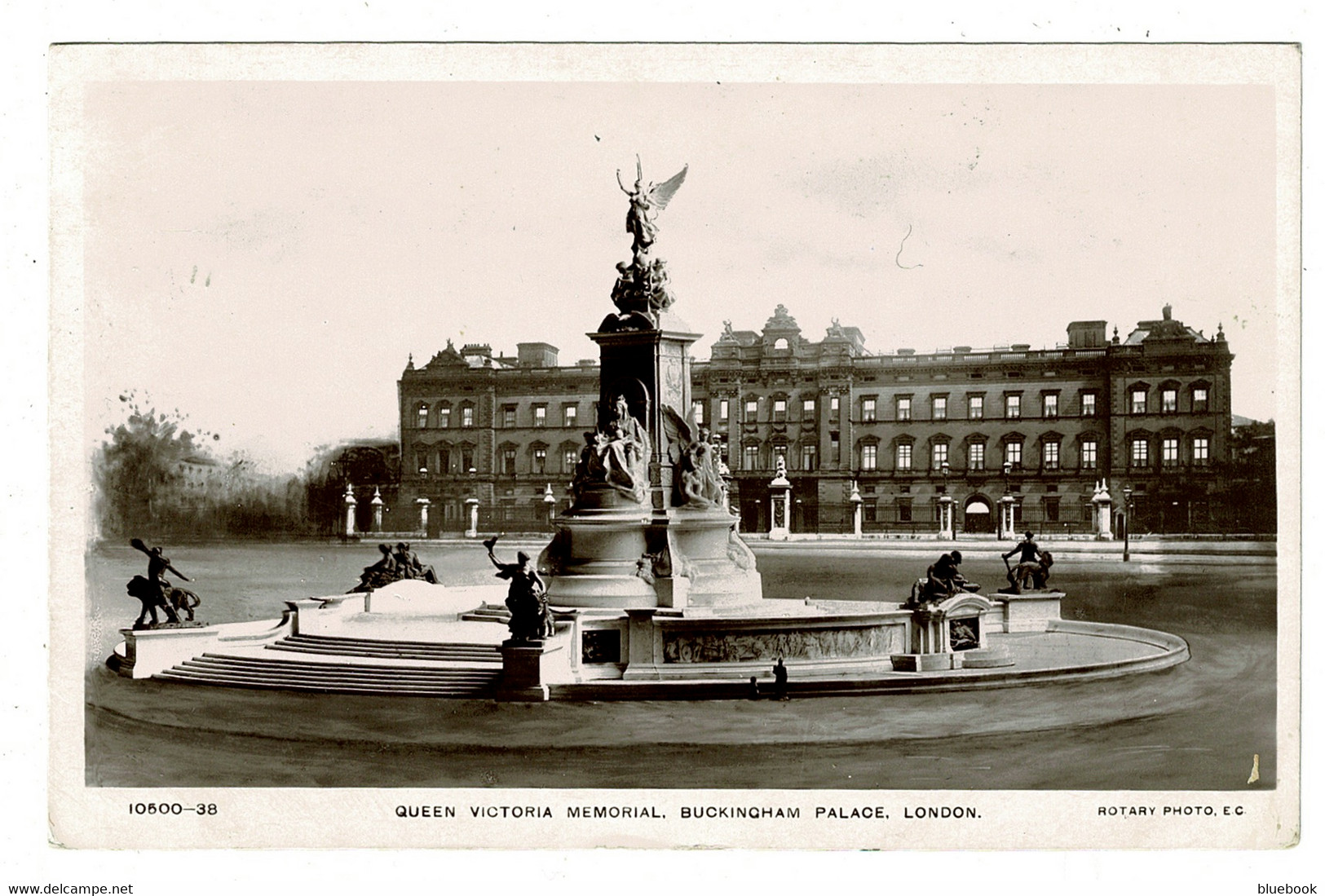 Ref 1466 - 1911 Postcard Queen Victoria Memorial Buckingham Palace London - Harrison Stamp - Storia Postale