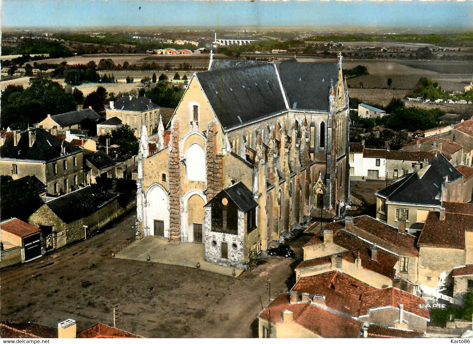 Boussay * Vue Aérienne Sur L'église Et Le Bourg - Boussay
