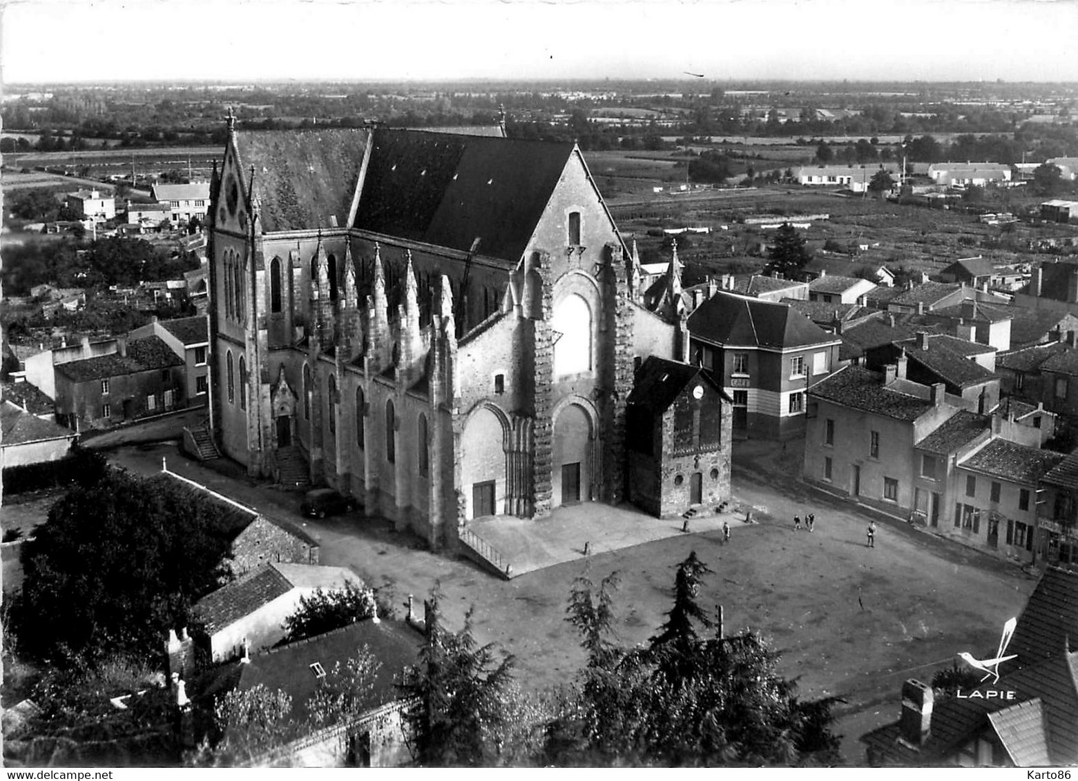 Boussay * Vue Sur La Place De L'église - Boussay