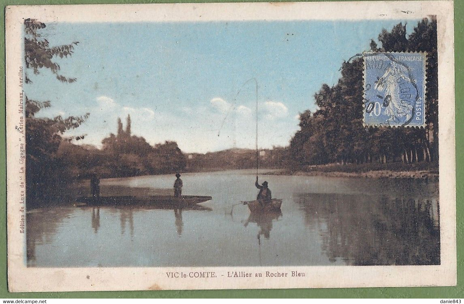 CPA Peu Courante - PUY DE DOME - VIC LE COMTE - L'ALLIER AU ROCHER BLEU - Animation, Barques, Pêcheur - La Cigogne - Vic Le Comte