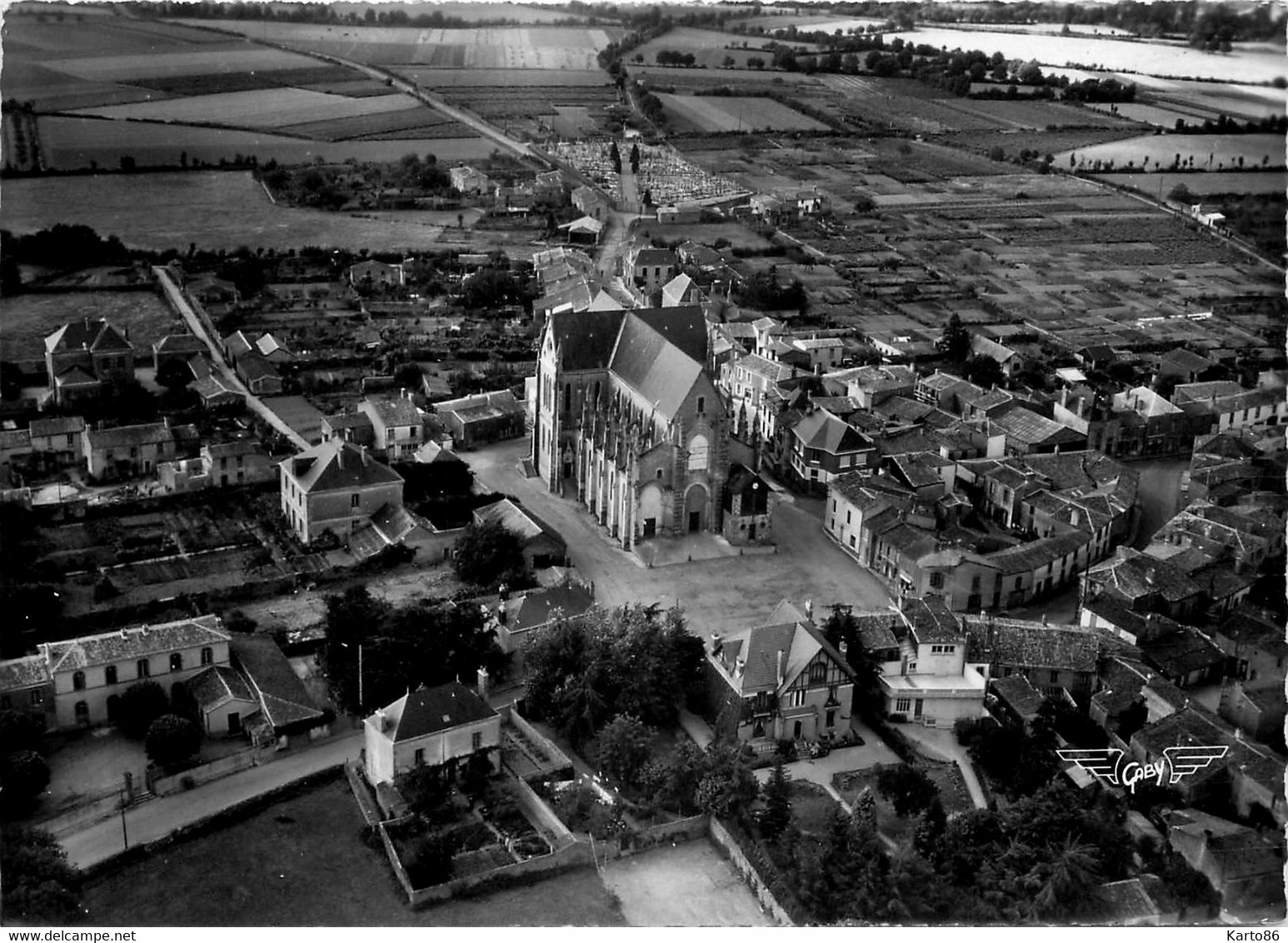 Boussay * Vue Générale Aérienne Et Place De L'église - Boussay