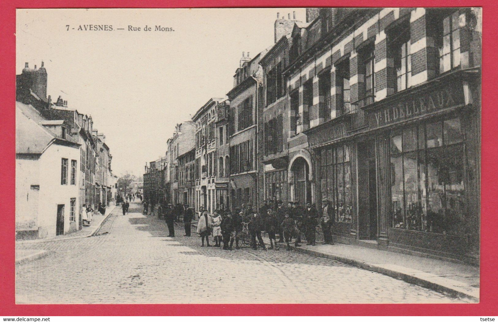 Avesnes - Rue De Mons ... Quicaillerie Delleaux , Belle Animation ( Voir Verso ) - Avesnes Sur Helpe