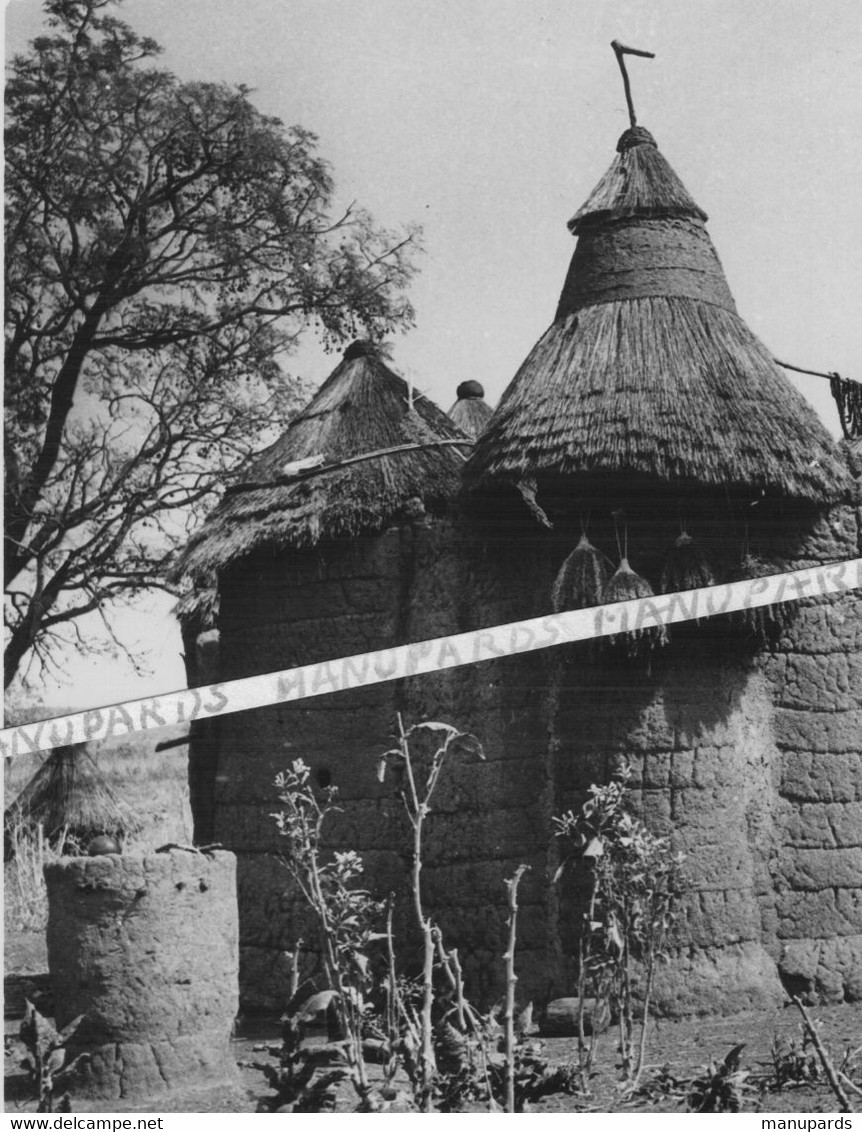 BENIN - DAHOMEY / PHOTO / 1957 / REGION DE NATITINGOU / TATA SOMBA / SOMBAS