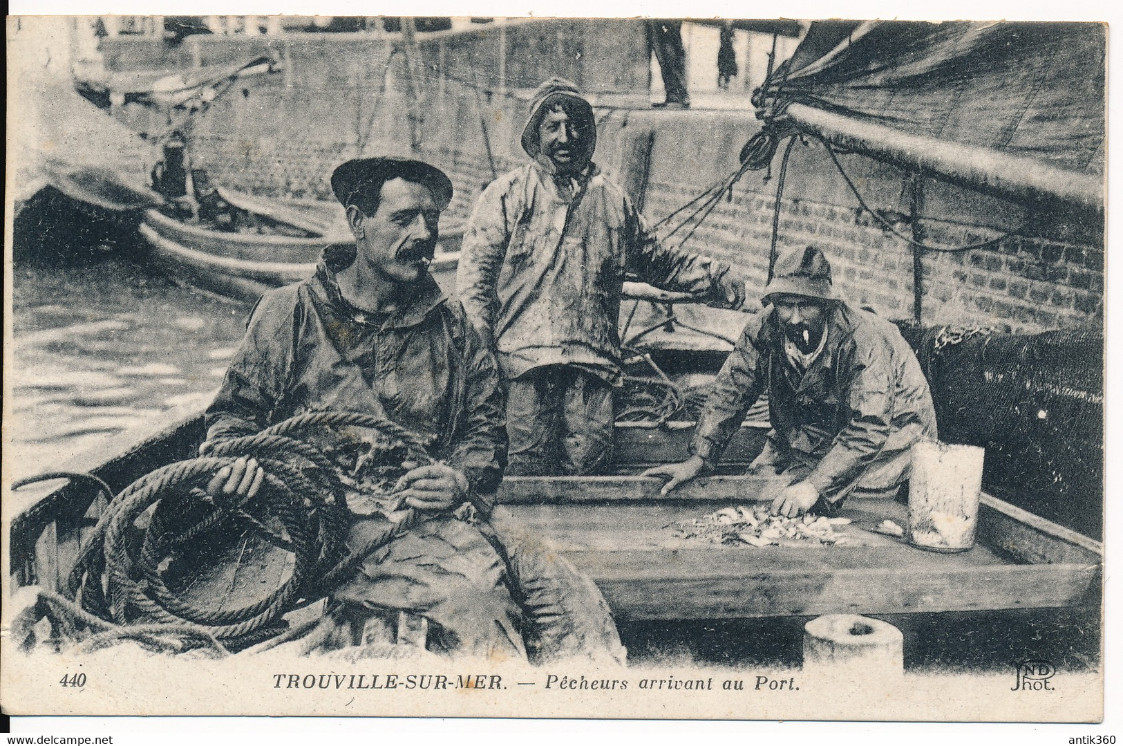 CPA 14 TROUVILLE SUR MER Pêcheurs Arrivant Au Port - Trouville