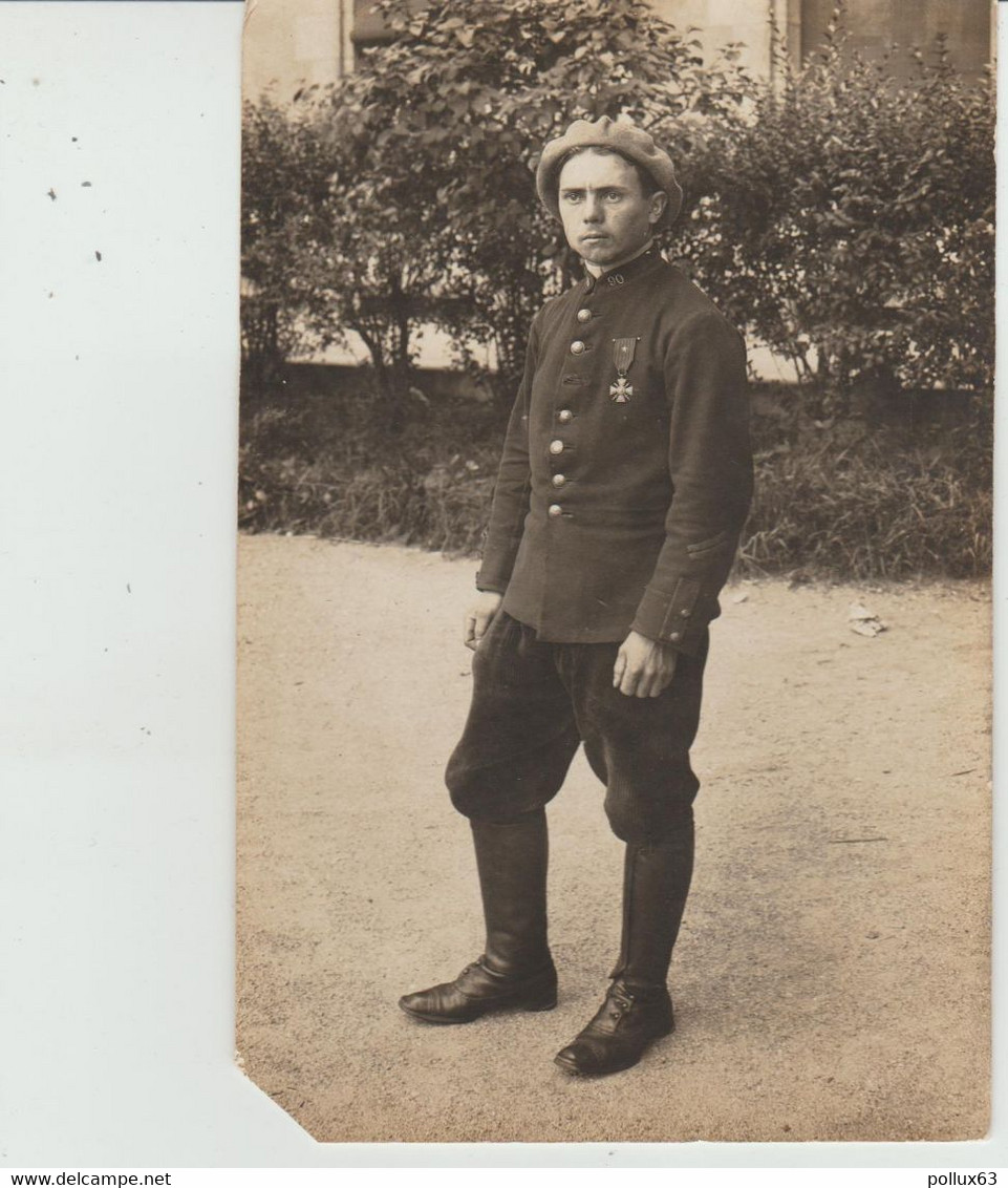 CARTE-PHOTO CHÂTEAUROUX (36) MILITAIRE DU 90e REGIMENT D' INFANTERIE (AVEC MEDAILLE - 1 CITATION) - Chateauroux