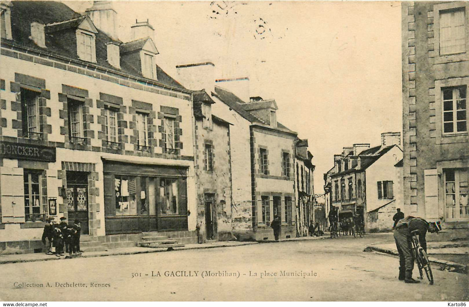 La Gacilly * La Place Municipale * Le Facteur Et Son Vélo * Commerces Magasins - La Gacilly