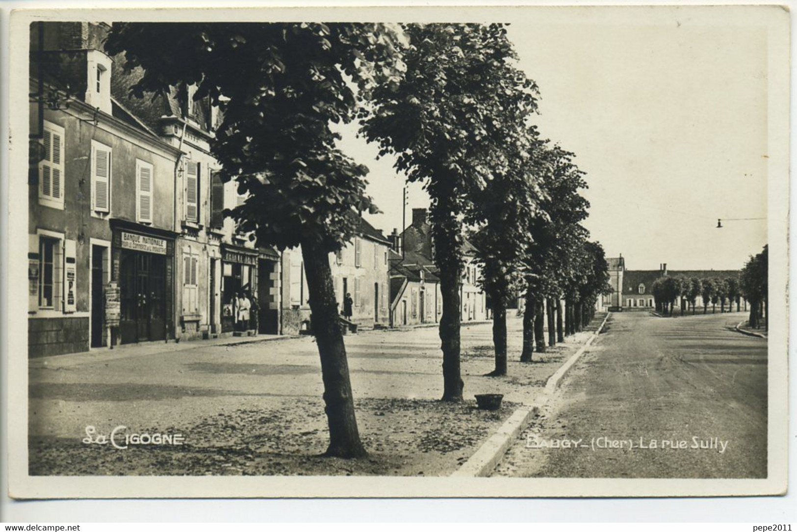 CPA BAUGY 18 - La Rue Sully Et Bureau De La Banque Pour Le Commerce Et L'Industrie Magasin Petite Animation - Baugy