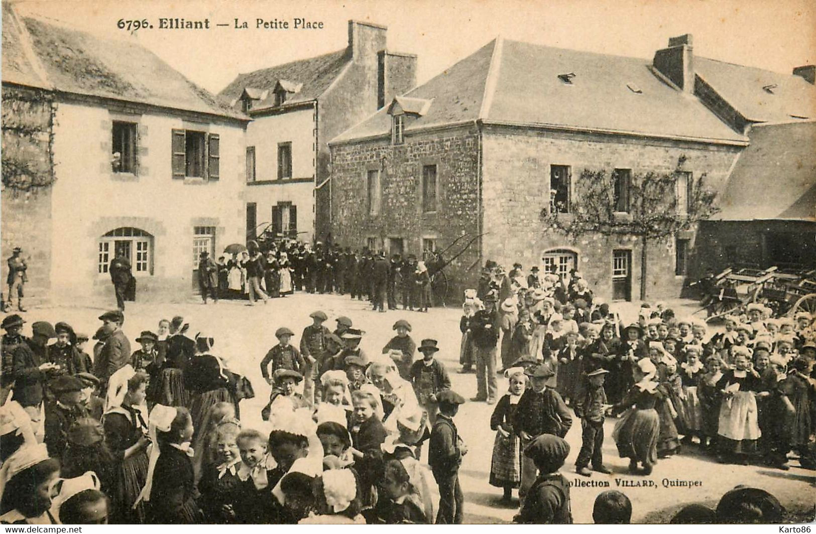 Elliant * La Petite Place * Jour De Fête * Enfants En Costume Et Coiffe * Kermesse ? - Elliant