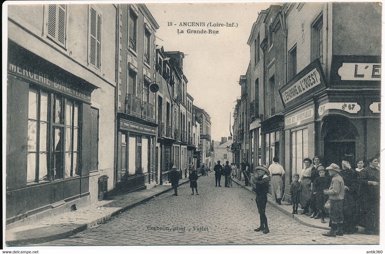 CPA 44 ANCENIS La Grande Rue Animée L'Epargne De L'Ouest - Ancenis