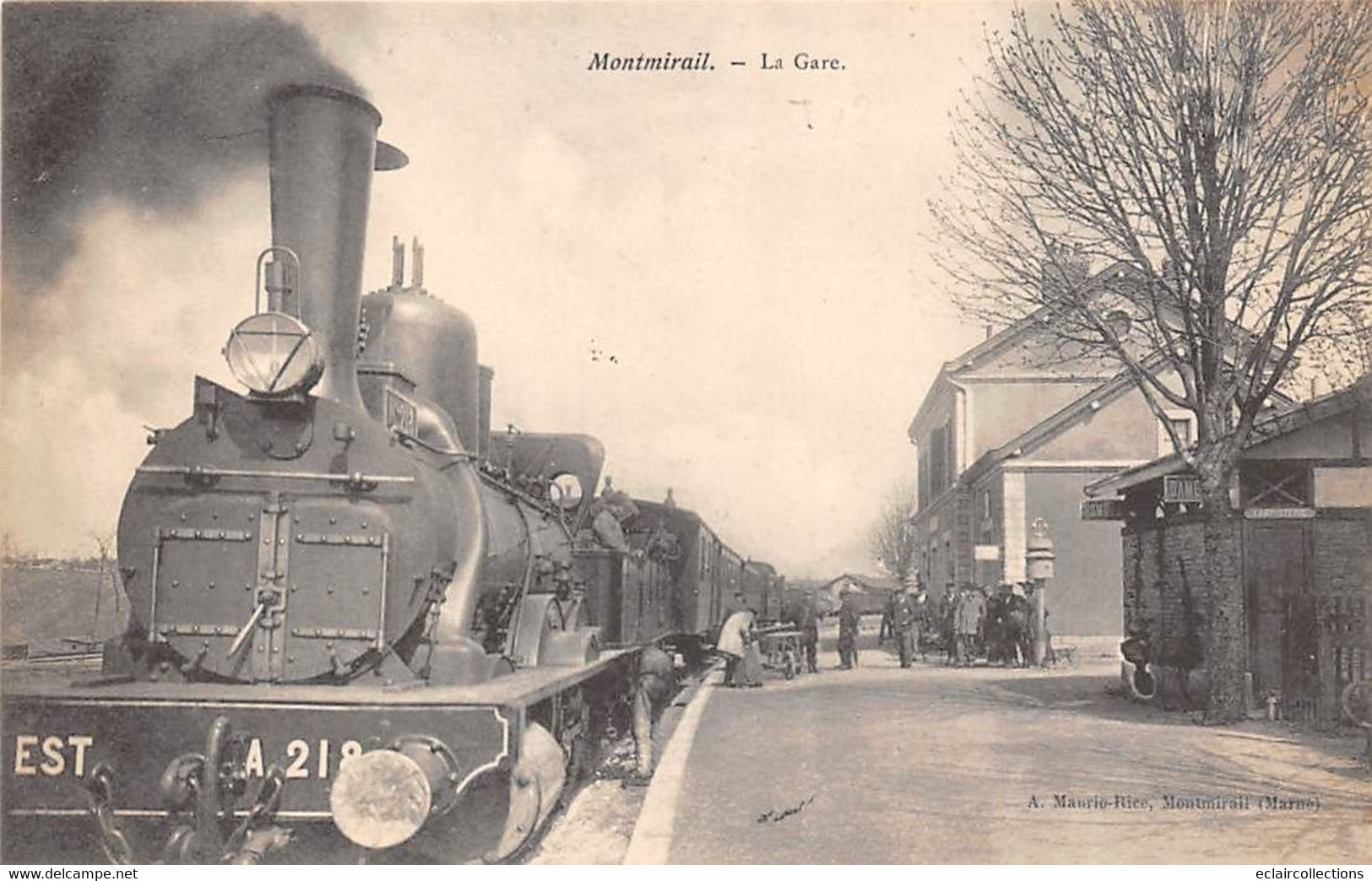 Montmirail     51          Intérieur De La Gare. Train En Gros Plan      (voir Scan) - Montmirail