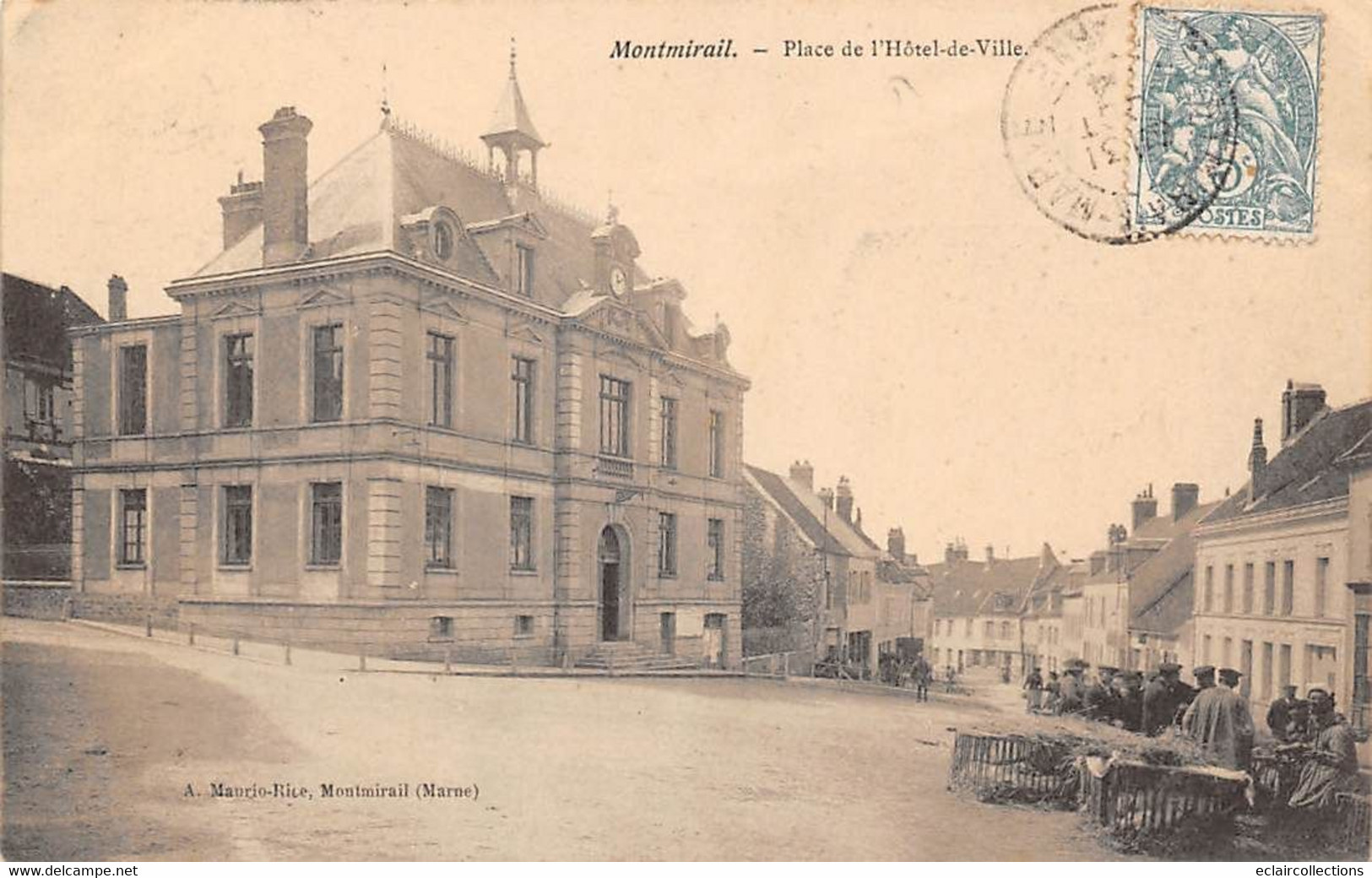 Montmirail     51           Place De L'Hôtel De Ville . Le Marché      (voir Scan) - Montmirail