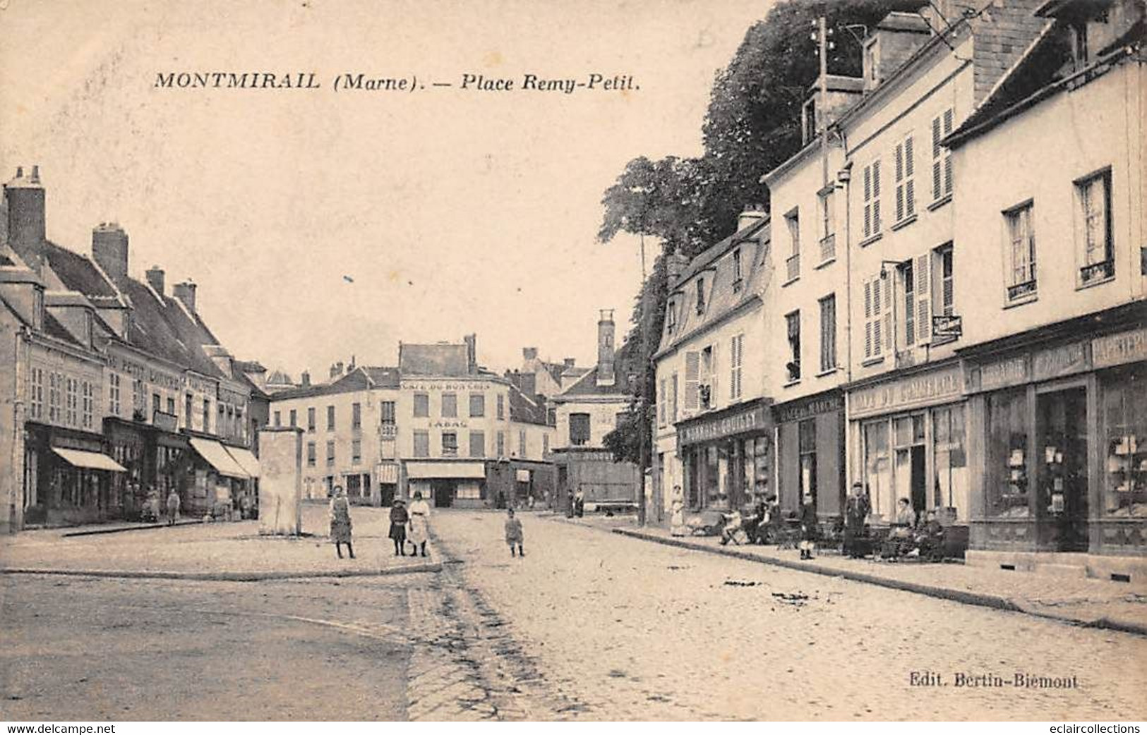 Montmirail     51           Place Rémy-Petit . Hôtel Du Commerce        (voir Scan) - Montmirail