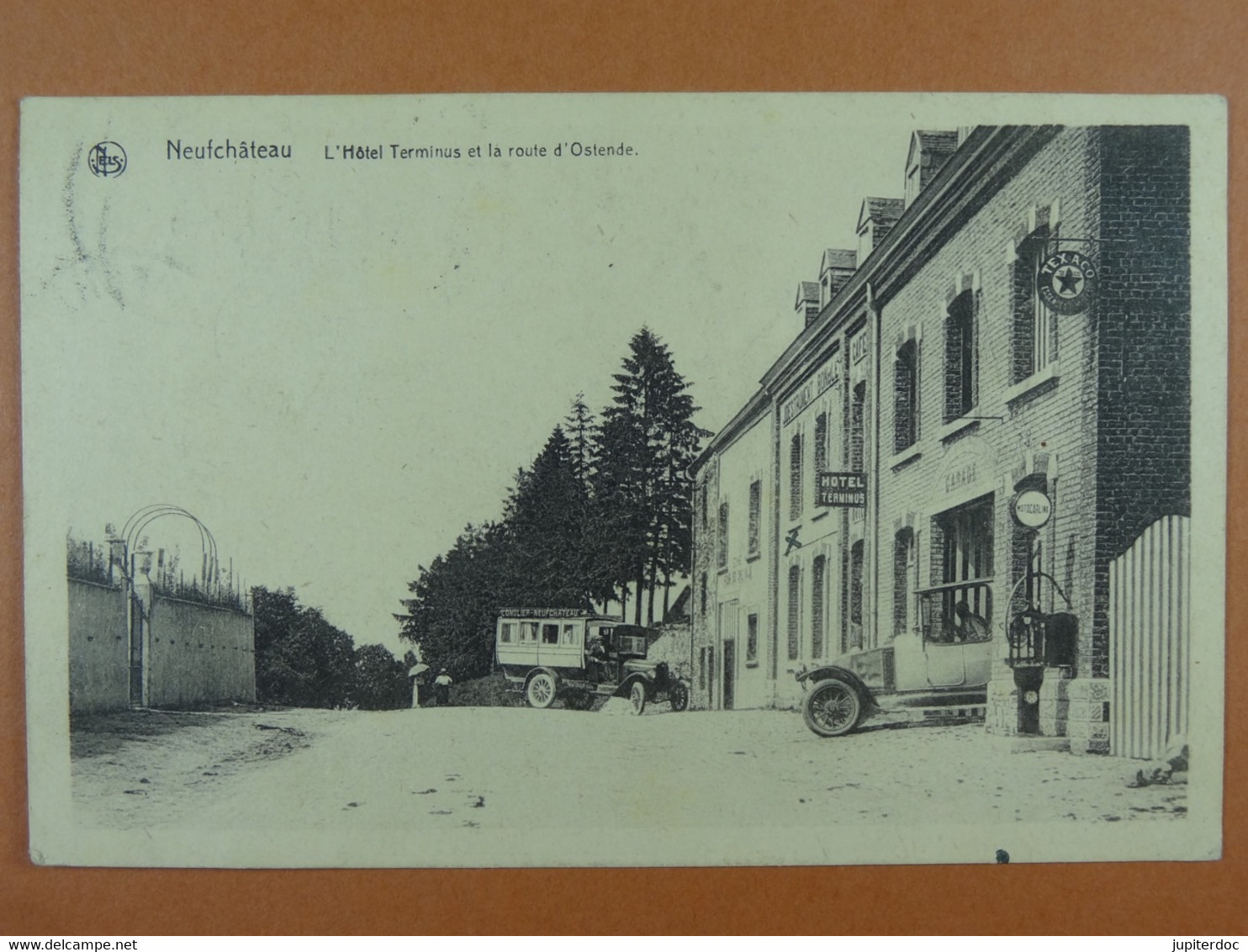 Neufchâteau L'Hôtel Terminus Et La Route D'Ostende (camions) - Neufchateau