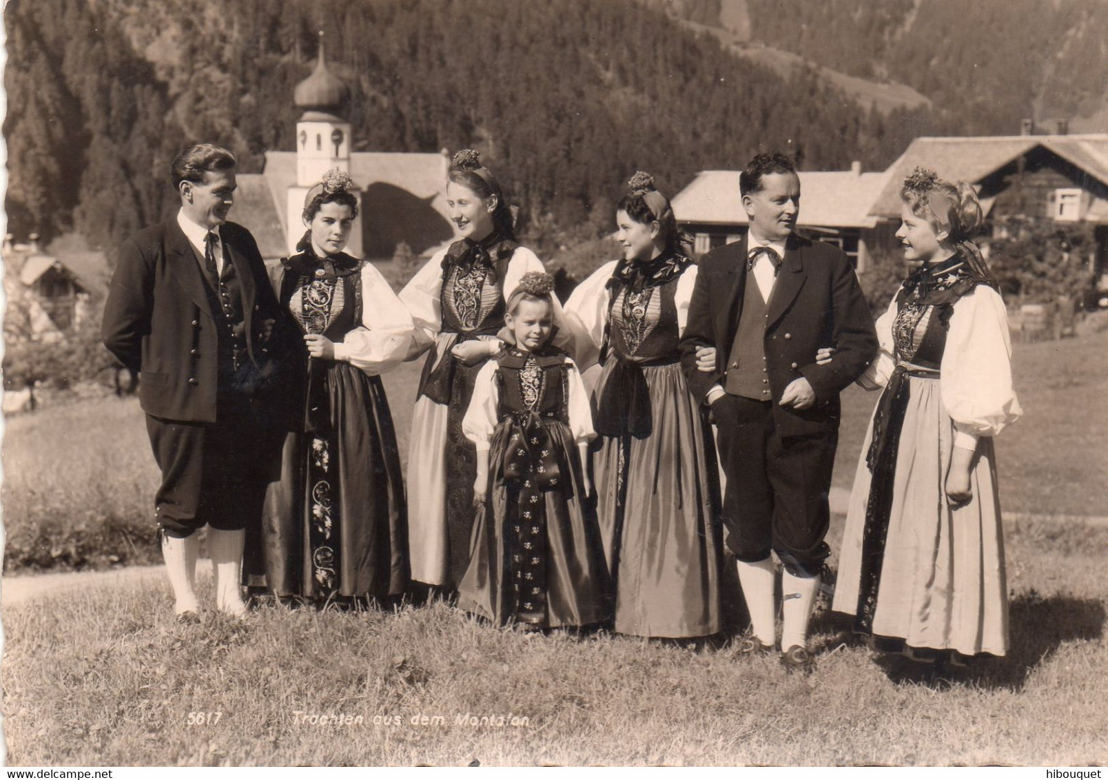 CPSM, Vorarlberg, Groupe De Famille En Costume Traditionnel Dans La Nature, Au Fond L'eglise - Gaschurn
