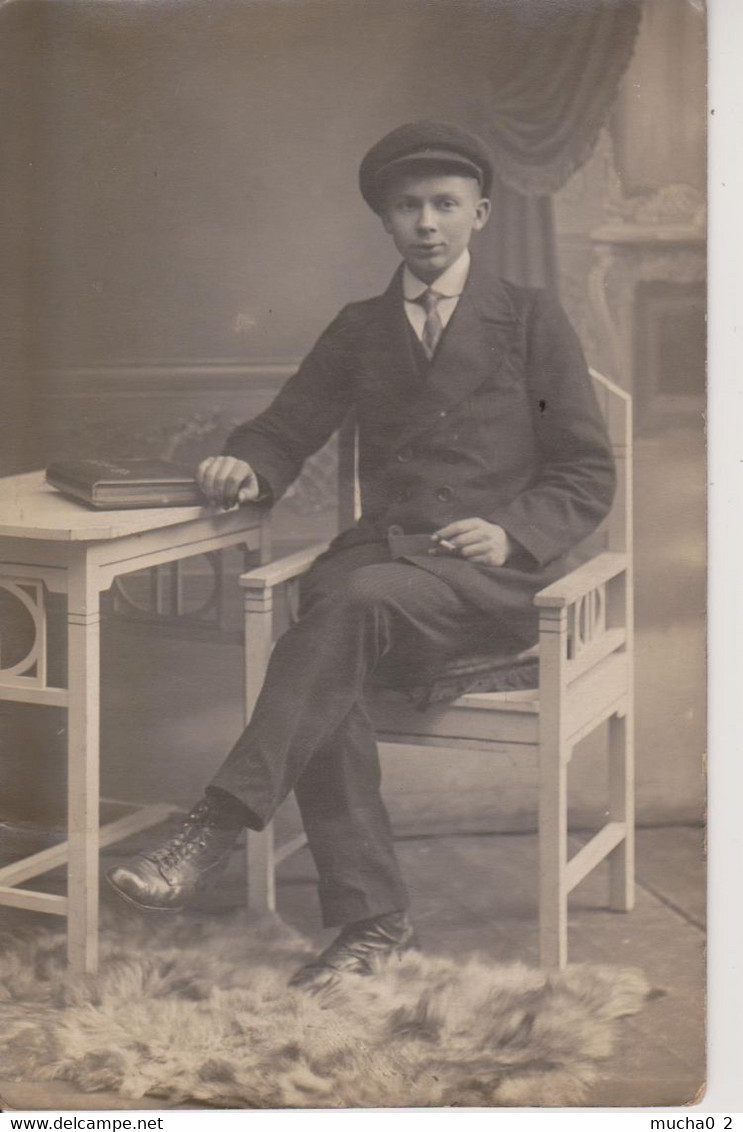 57 - HAYANGE - PHOTO JEUNE HOMME AVEC ALBUM - PHOTOGRAPHE M. REUTHER - Hayange