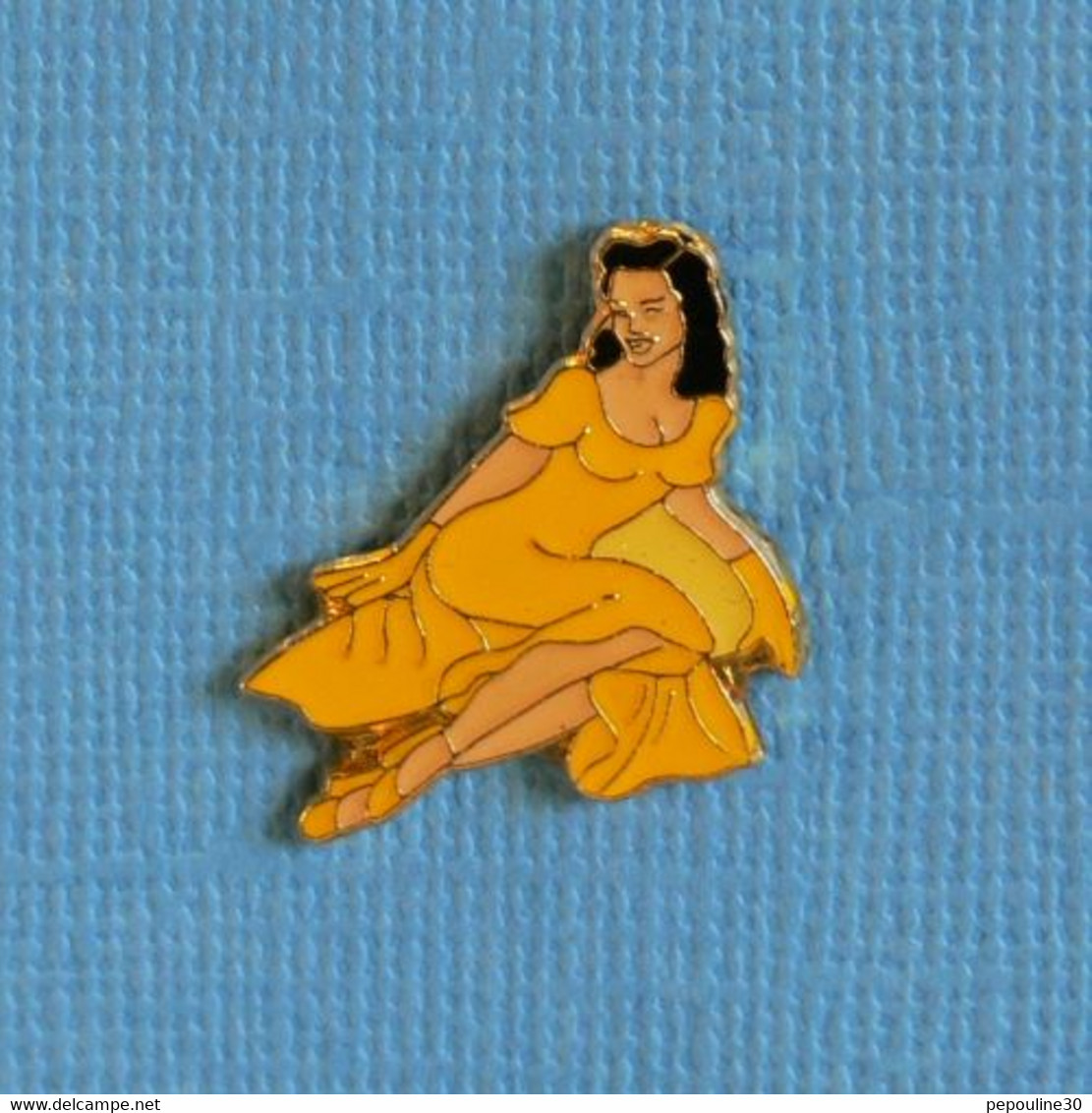 1 PIN'S //  ** CHARMANTE JEUNE-FILLE VETUE EN JAUNE ** - Pin-ups