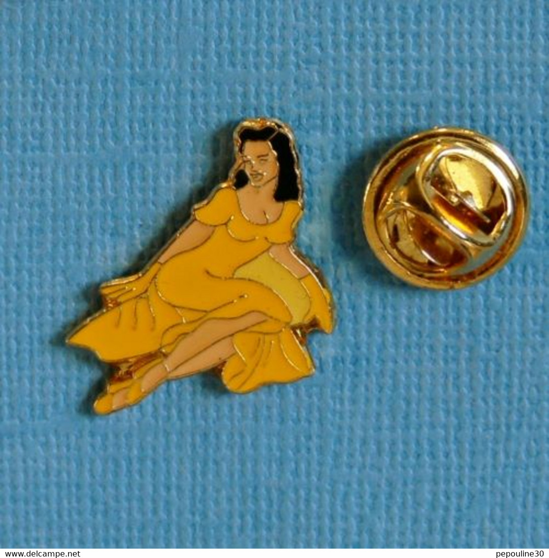 1 PIN'S //  ** CHARMANTE JEUNE-FILLE VETUE EN JAUNE ** - Pin-ups