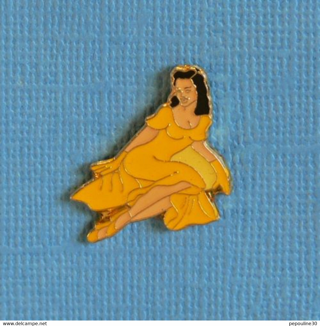 1 PIN'S //  ** CHARMANTE JEUNE-FILLE VETUE EN JAUNE ** - Pin-ups