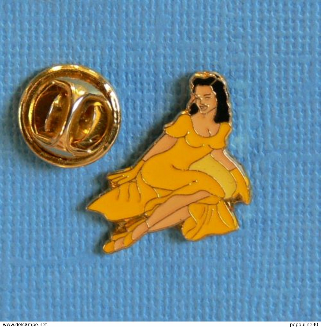 1 PIN'S //  ** CHARMANTE JEUNE-FILLE VETUE EN JAUNE ** - Pin-ups