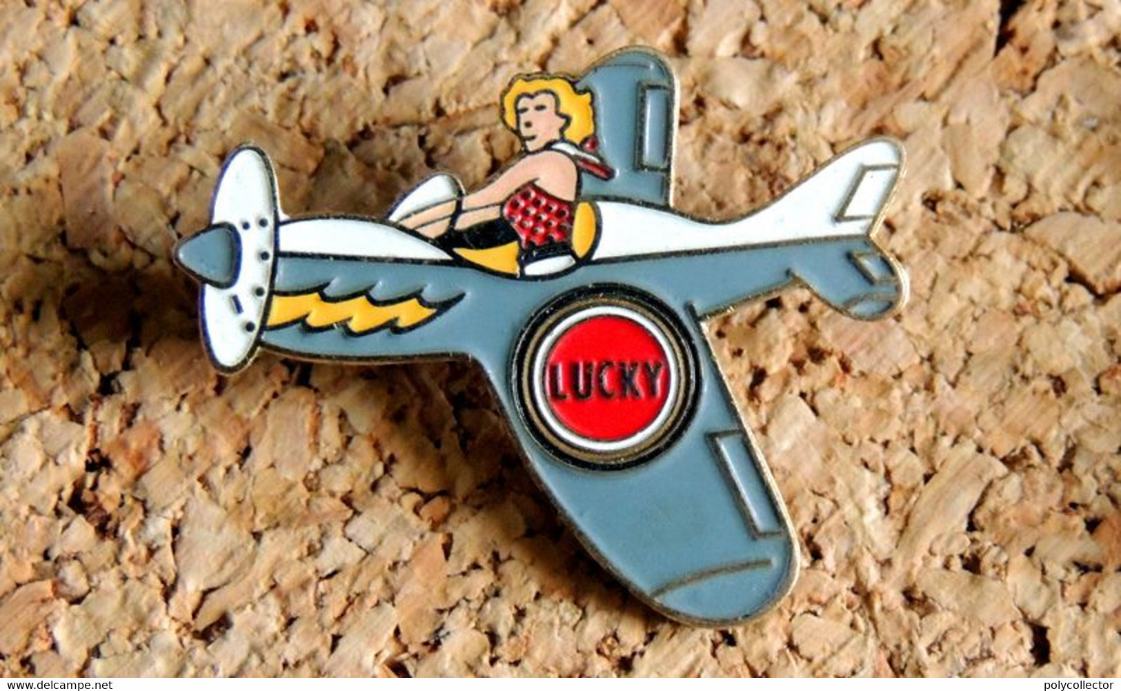 Pin's PIN-UPS - Cigarettes LUCKY STRIKE Avion - Peint Cloisonné - Fabricant Inconnu - Pin-ups