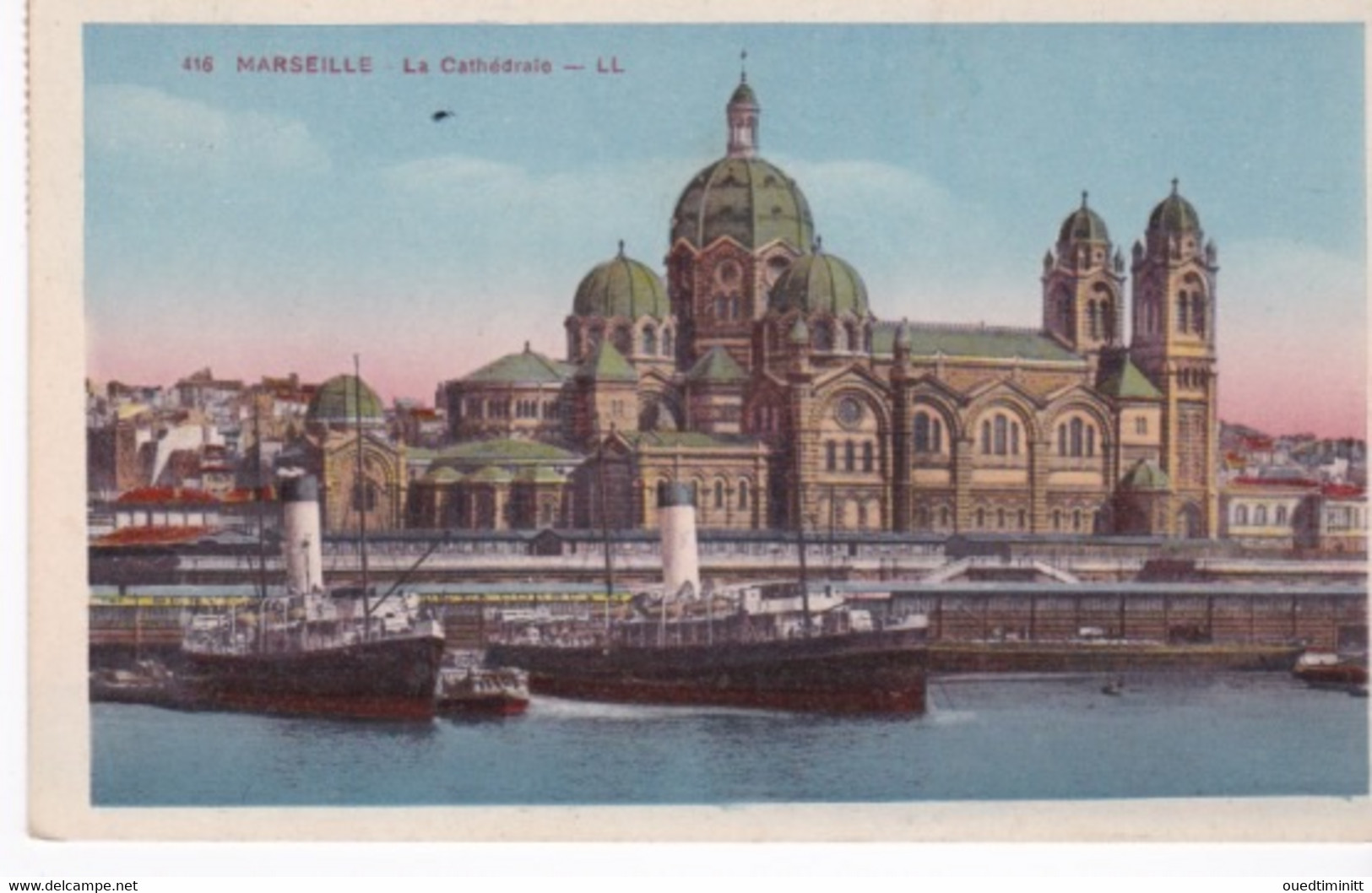2 Paquebots ? Devant La Cathédrale De Marseille. - Steamers