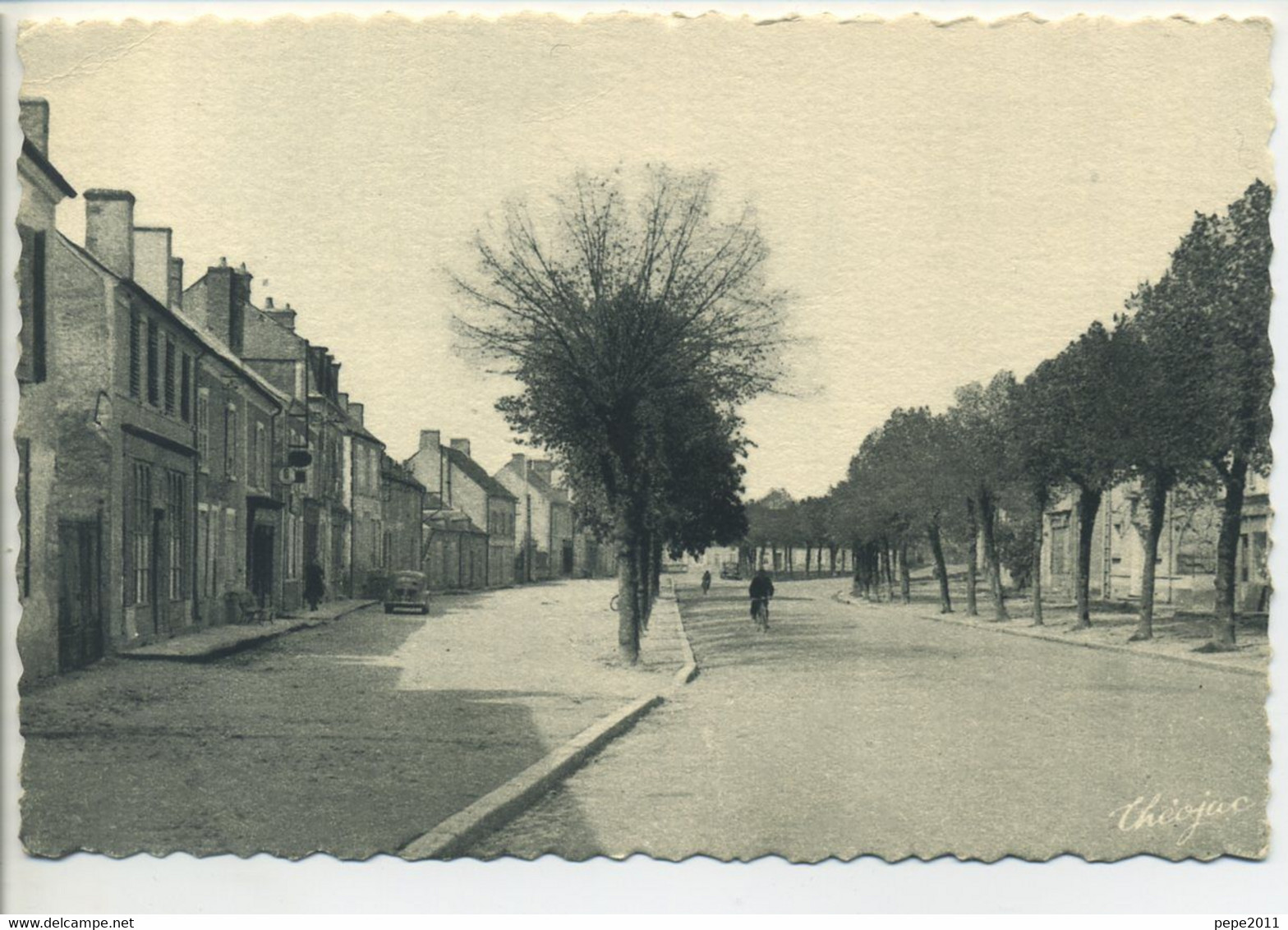 CPA 18 BAUGY Rue Du Chancellier Maisons 4CV Cycliste Dentelée - Baugy