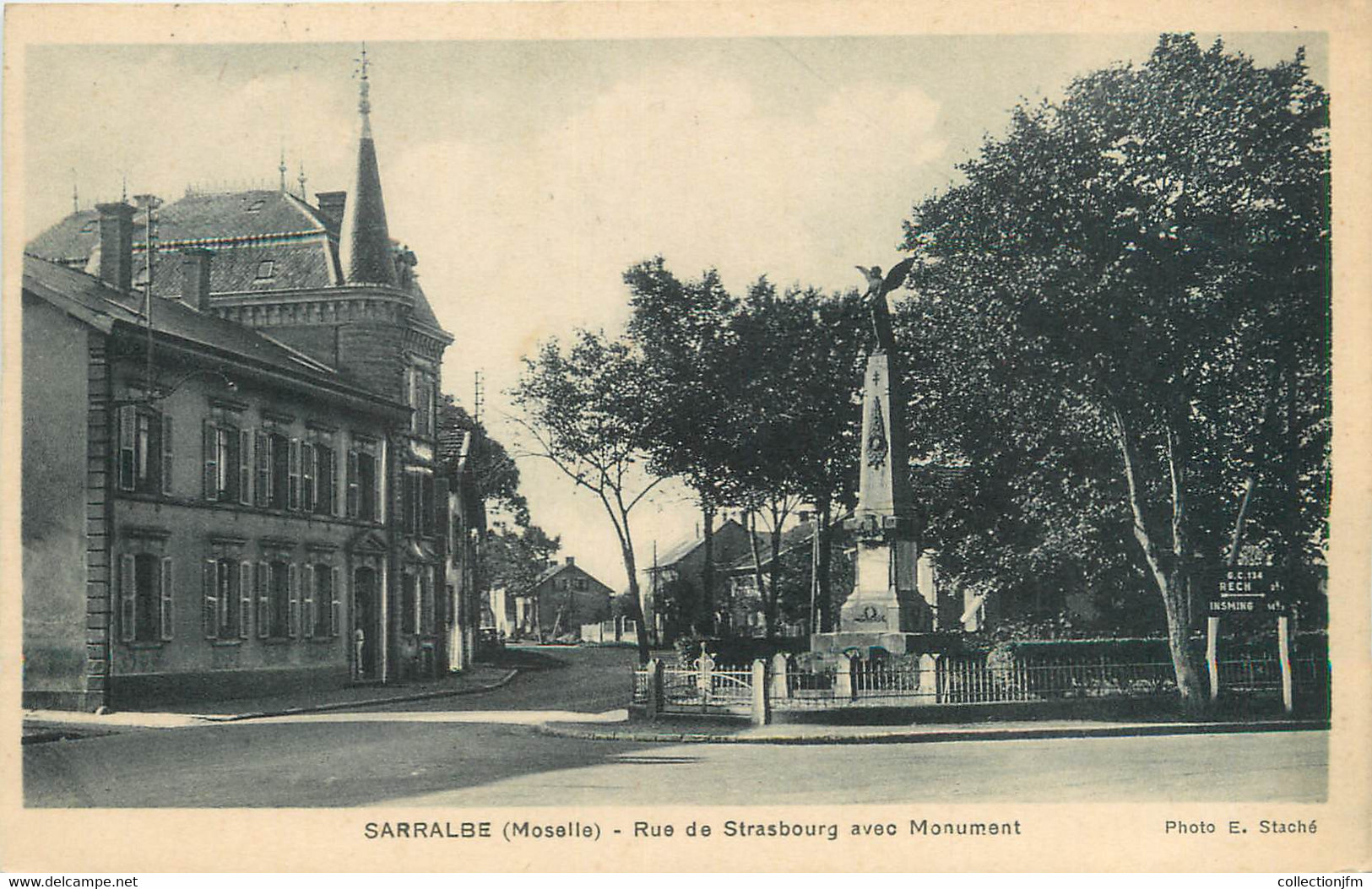 CPA FRANCE 57 "Sarralbe, Rue De Strasbourg Avec Monument" - Sarralbe