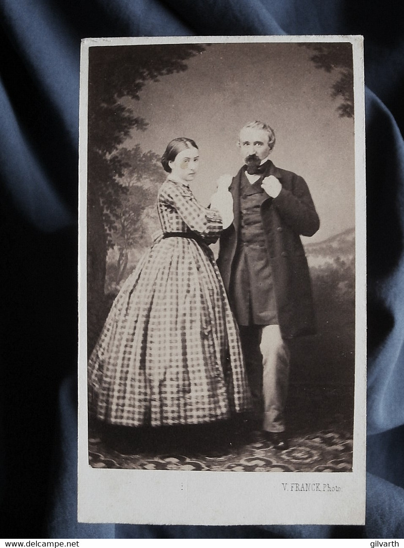 Photo CDV V. Franck à St Dié Des Vosges  Couple élégant  Femme Avec Robe à Carreaux  Sec. Empire  CA 1865 - L367 - Antiche (ante 1900)