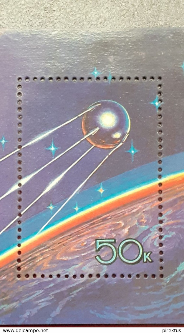 RRR ERROR RUSSİA  1982 Sputnik Space STAMP NO NUMBER NO WRITE OVER PRİNT - Errors & Oddities