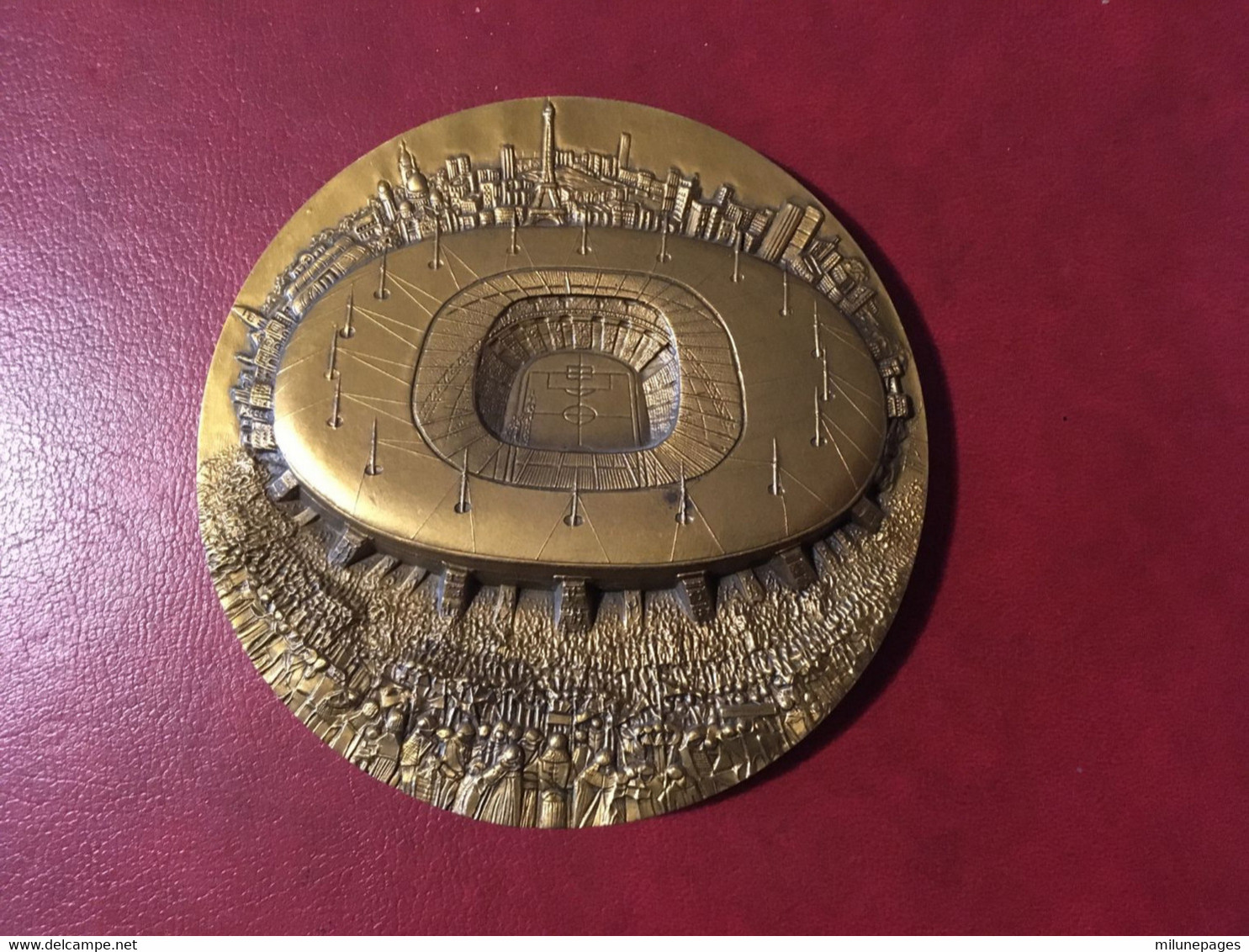 Médaille Presse-papiers Stade De France Football 1998 Bronze 690 Gr.  Par Th.Dufresne Pour La Monnaie De Paris - Altri & Non Classificati