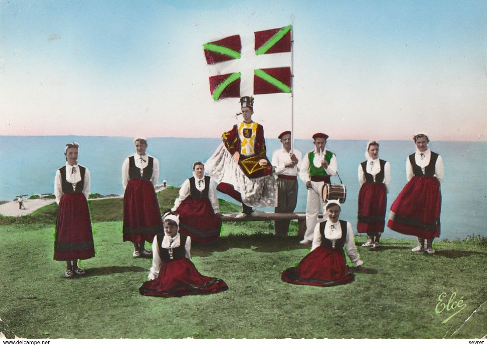 Danses Basques - BI-HARRI De Biarritz. Ensemble De Danseurs Avec Leur Drapeau - Danses