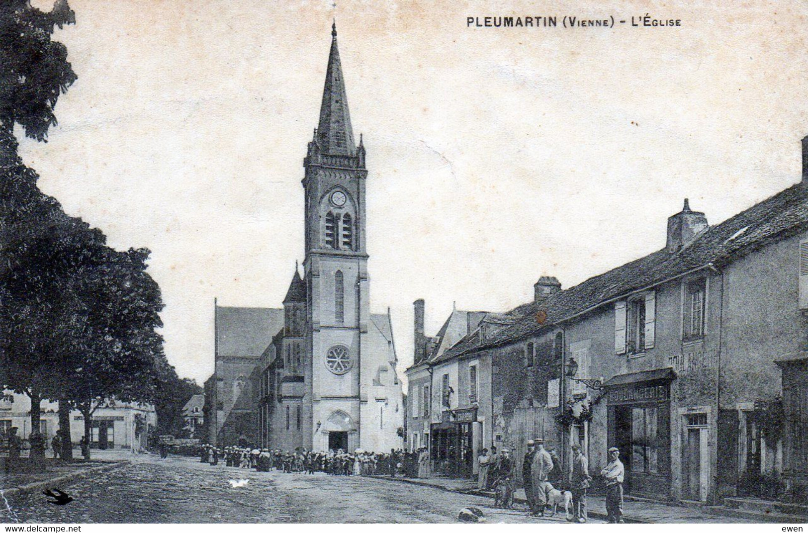 Pleumartin. L'Eglise. (Animée) - Pleumartin