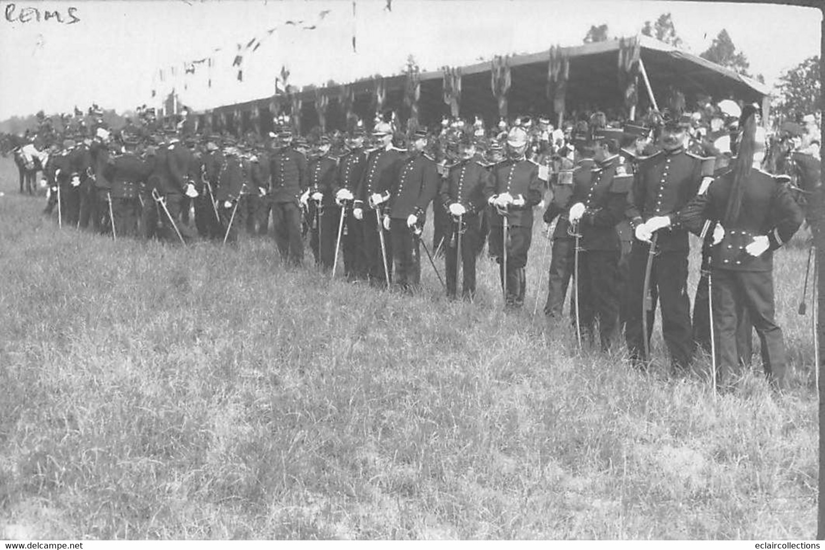 Reims           51             Carte Photo. Militaires.  Revue ? Evènement ??     (voir Scan) - Reims