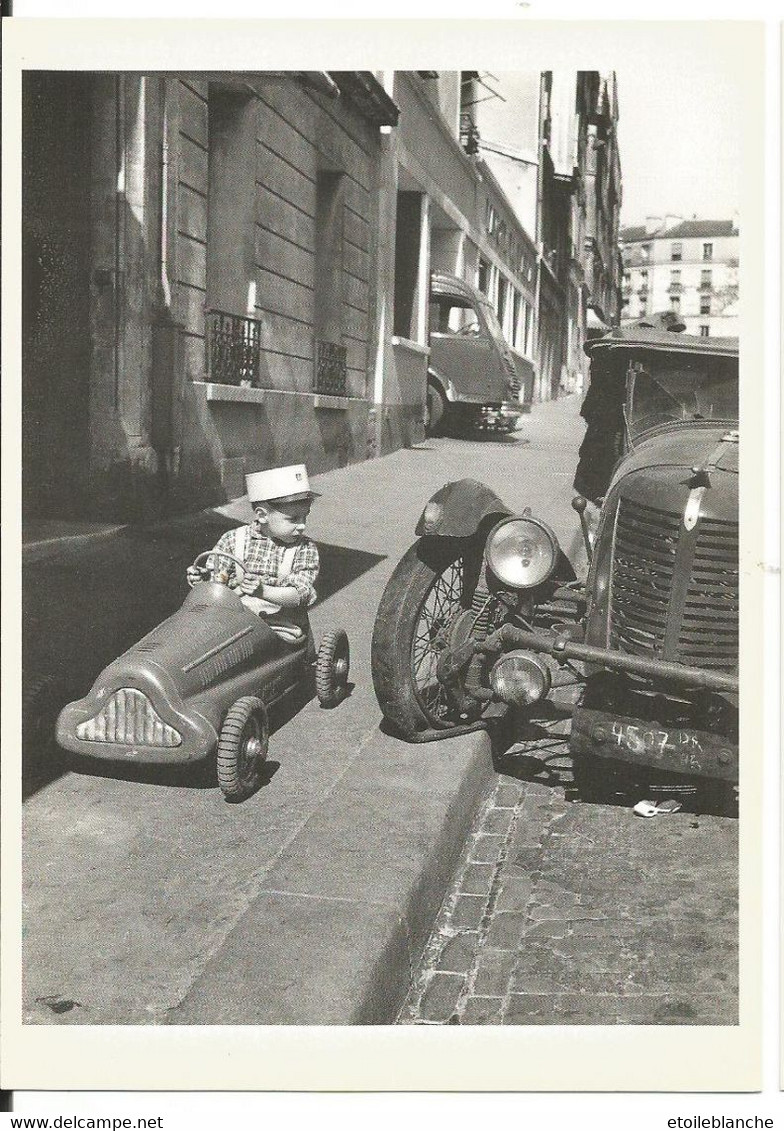 Photo 1956, Robert Doisneau 'bolides' PARIS - Enfant, Voiture à Pédales, Rue, Véhicule Ancien - Doisneau