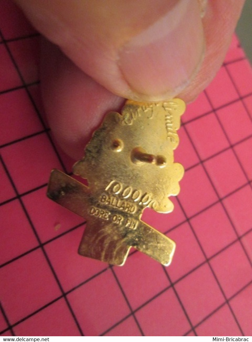 915c Pin's Pins / Beau Et Rare : Thème MARQUES / TRUFFAUT SAPIN DE NOEL PIN'S DORE A L'OR FIN Par BALLARD - Natale