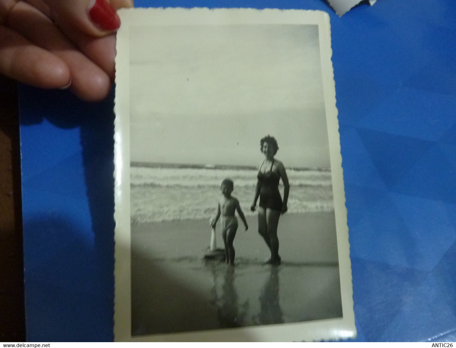 PHOTO ORIGINALE PIN-UP JEUNE FEMME EN MAILLOT DE BAIN A LA PLAGE AVEC SON PETIT GARCON ANNEE CIRCA 50-60 - Pin-Ups