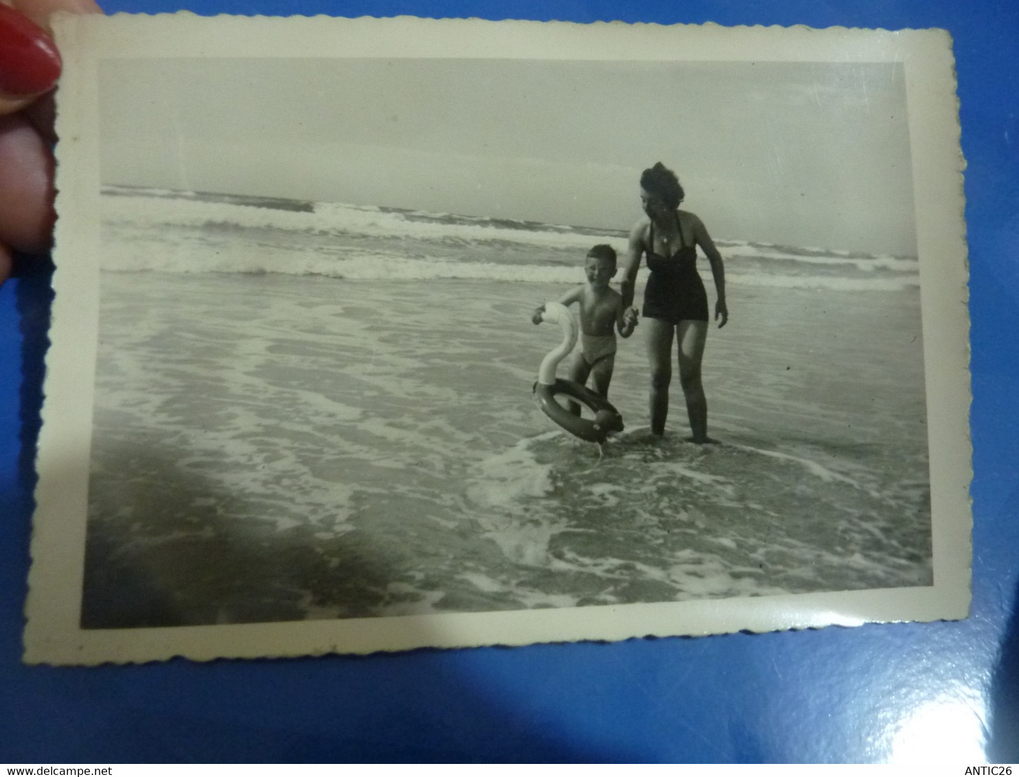 PHOTO ORIGINALE PIN-UP JEUNE FEMME EN MAILLOT DE BAIN A LA PLAGE AVEC SON PETIT GARCON ANNEE CIRCA 50-60 - Pin-Ups