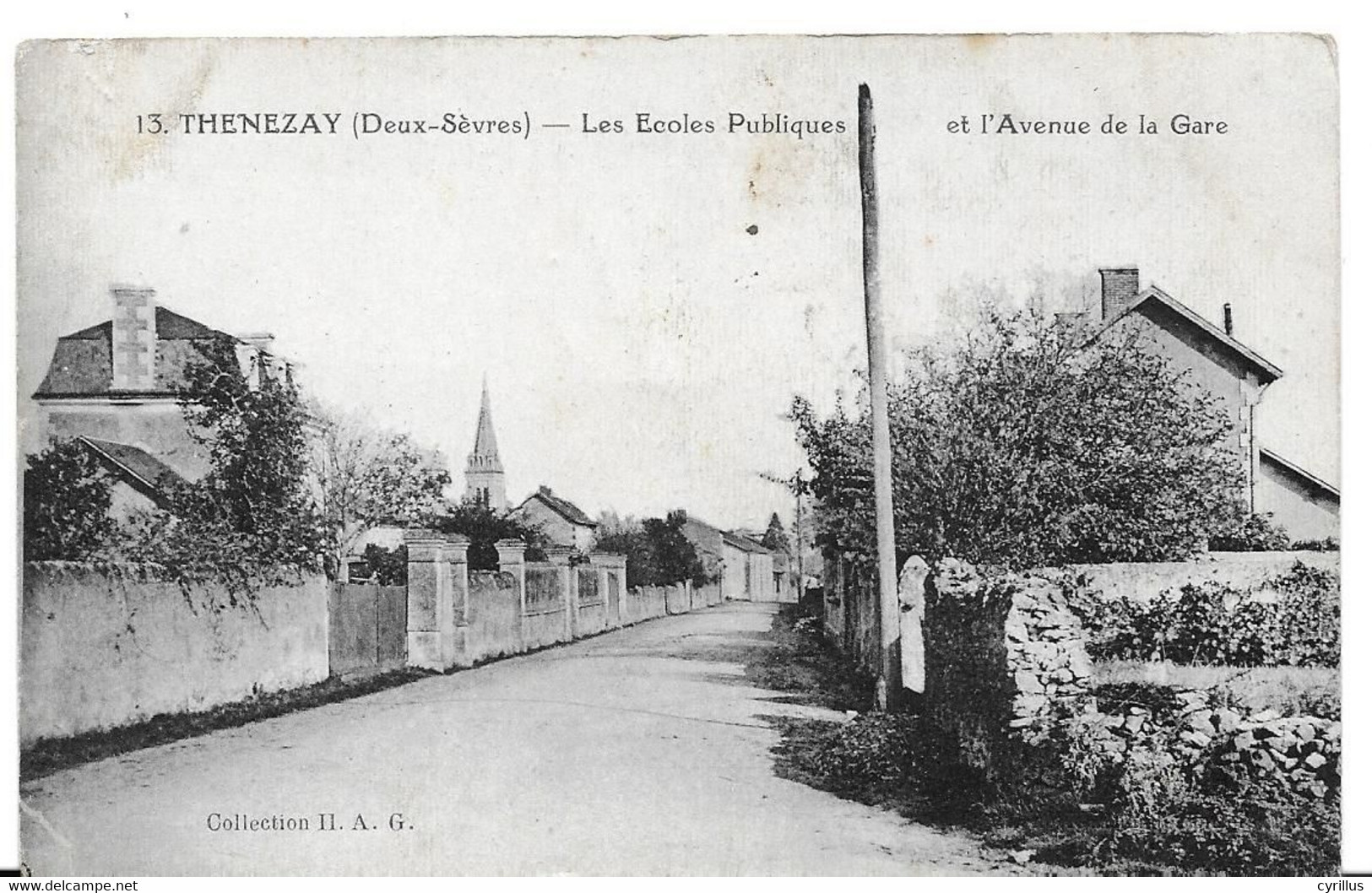 79 - THENEZAY - Les Ecoles Publiques Et La Poste - Thenezay