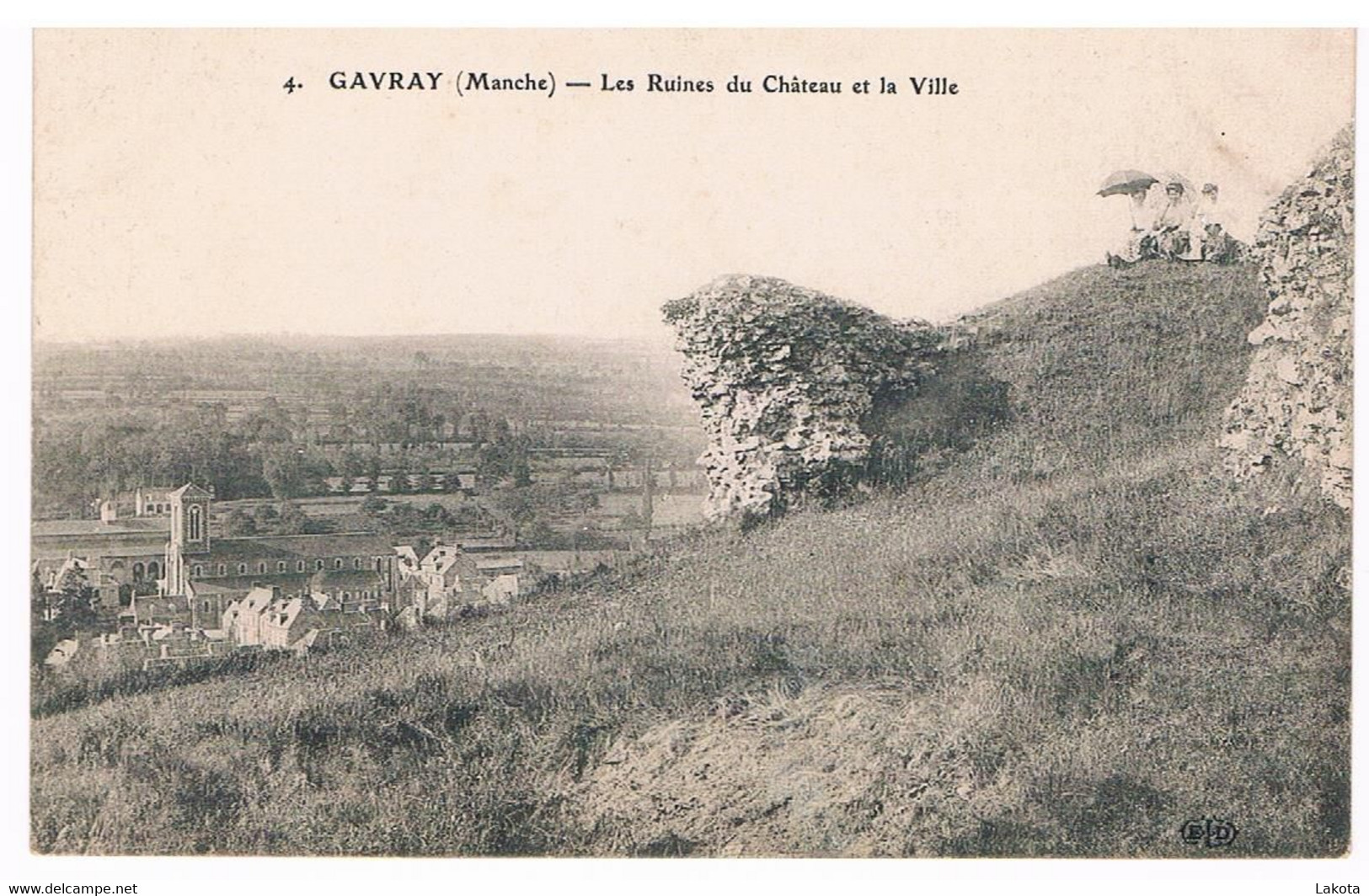 CPA : GAVRAY - Les Ruines Du Château Et La Ville - Dames Sous Ombrelle - Other & Unclassified