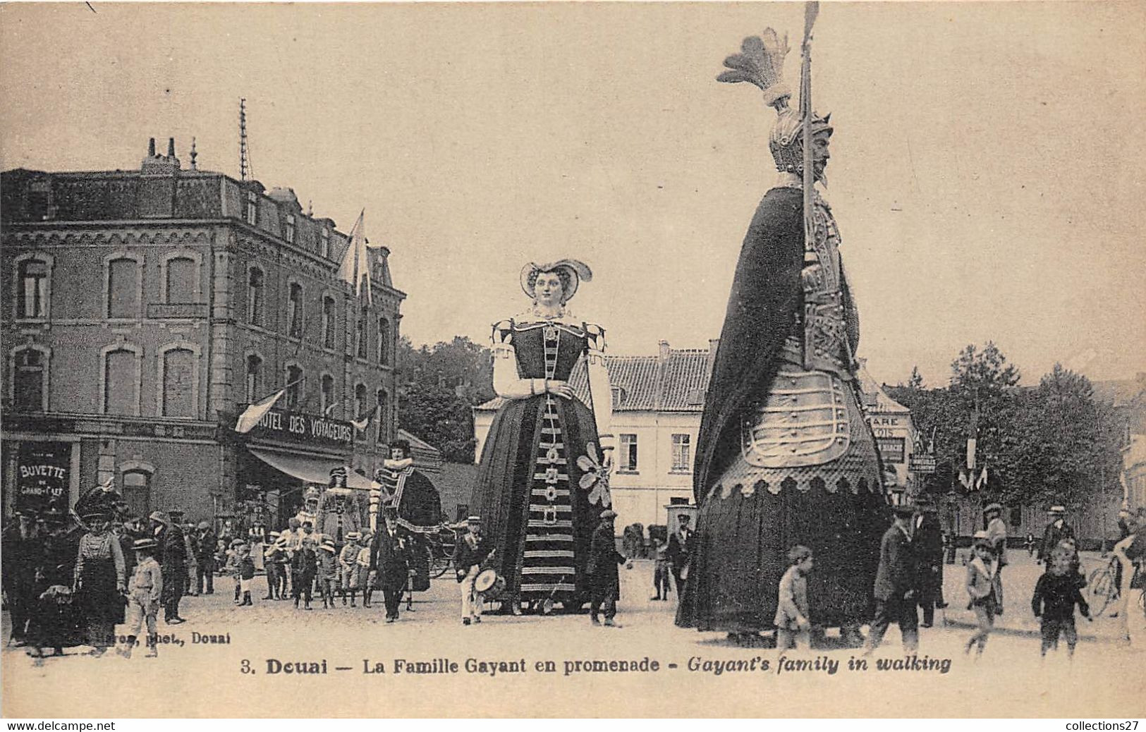 59-DOUAI-LA FAMILLE GAYANT EN PROMENADE - Douai