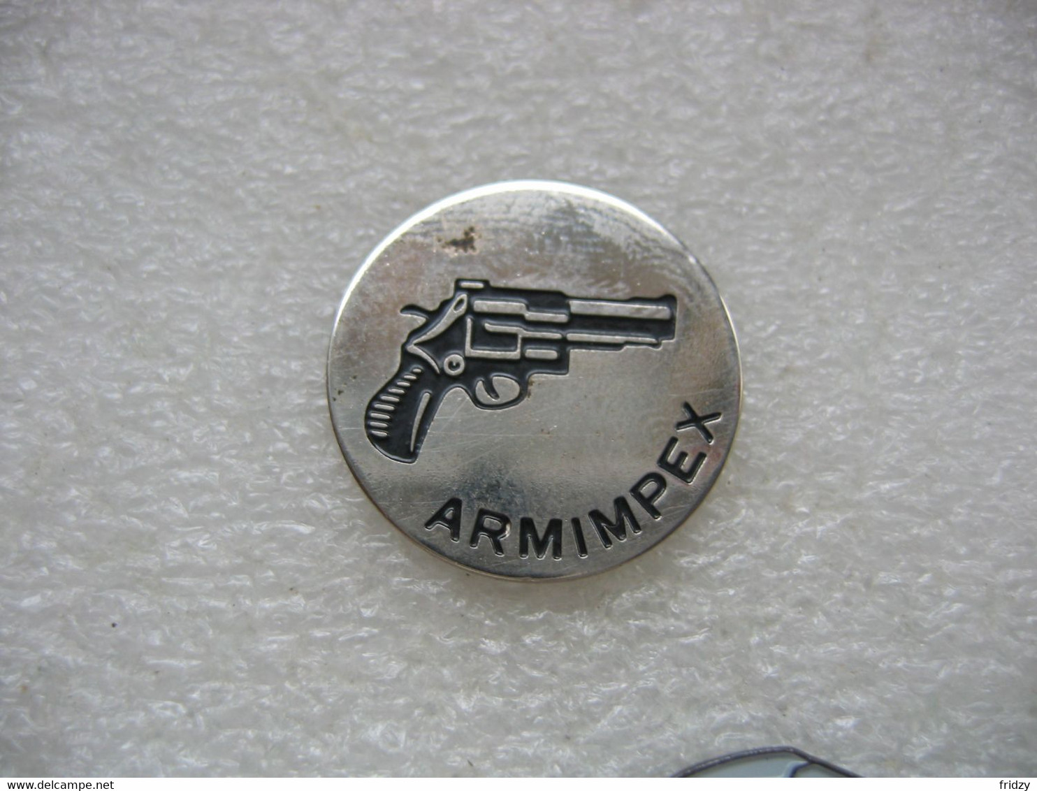 Pin's De La Société Armimpex,  Spécialisée Dans La Fabrication D'armes De Chasse, De Tir Et De Défense - Bogenschiessen