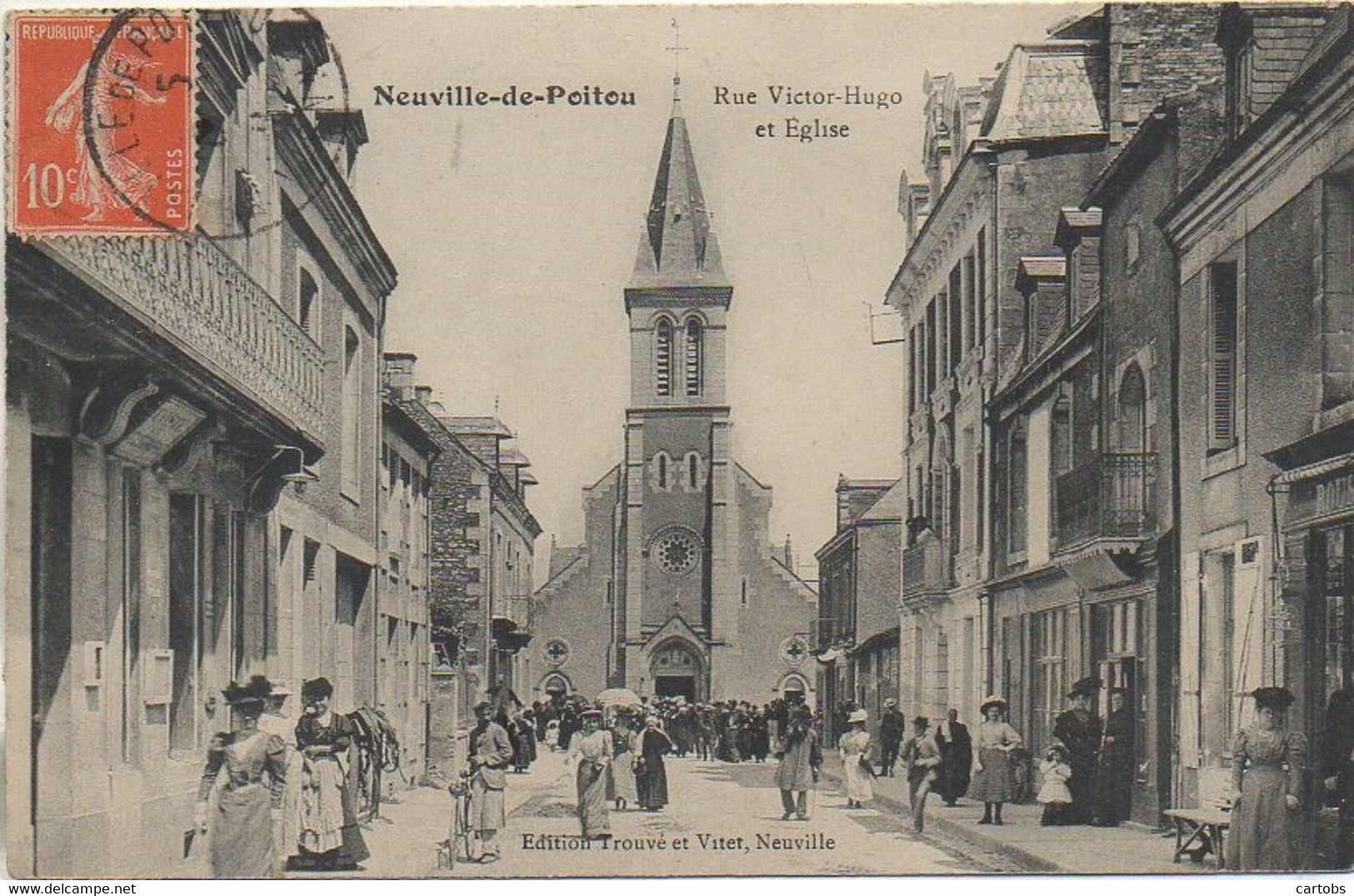 86 NEUVILLE-de-POITOU Rue Victor-Hugo Et Eglise (très Animée) - Neuville En Poitou
