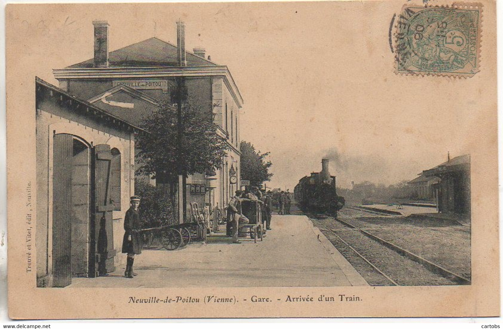86 NEUVILLE-de-POITOU La Gare - Arrivée D'un Train - Neuville En Poitou