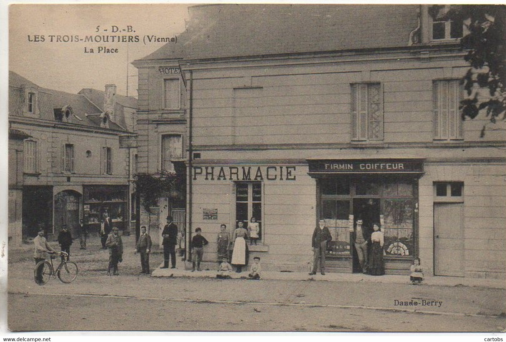 86 LES TROIS-MOUTIERS  La Place (Coiffeur - Pharmacie) - Les Trois Moutiers