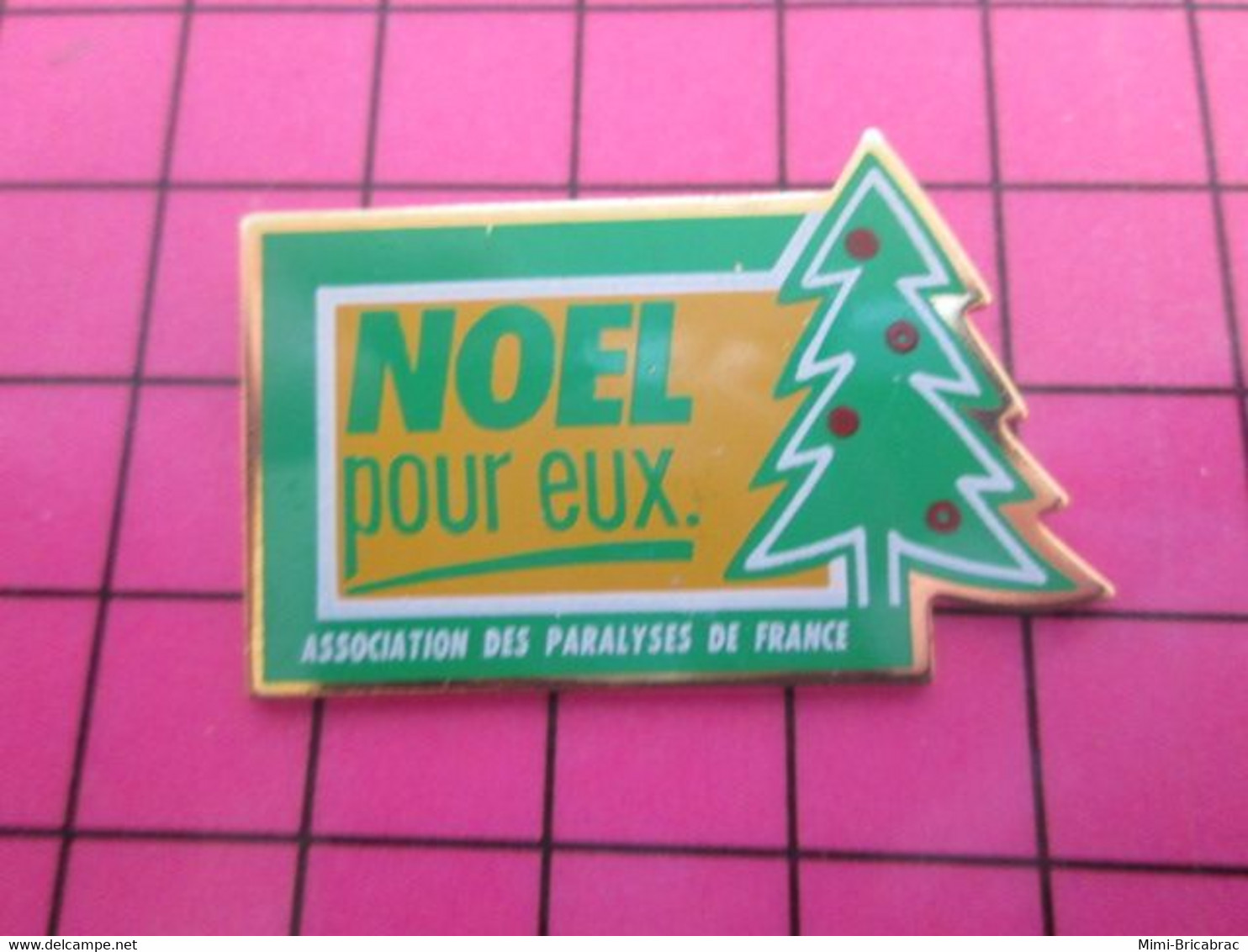 513h Pin's Pins / Beau Et Rare : Thème NOEL / SAPIN NOEL POUR EUX APF ASSOCIATION DES PARALYSES DE FRANCE - Natale