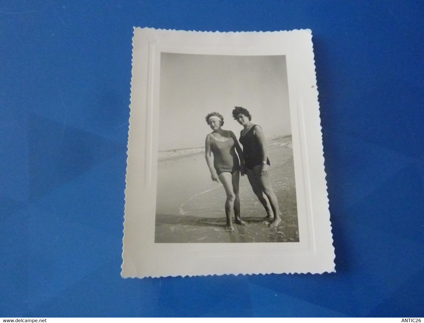 PHOTO ORIGINALE  DEUX  JEUNES FEMMES PIN UP  EN MAILLOT DE BAIN A LA PLAGE ANNEE CIRCA 60 - Pin-ups