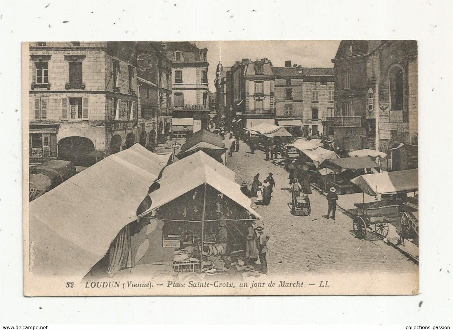 Cp , Commerce ,marché , 86 , LOUDUN , Place SAINTE CROIX ,un Jour De Marché - Markets