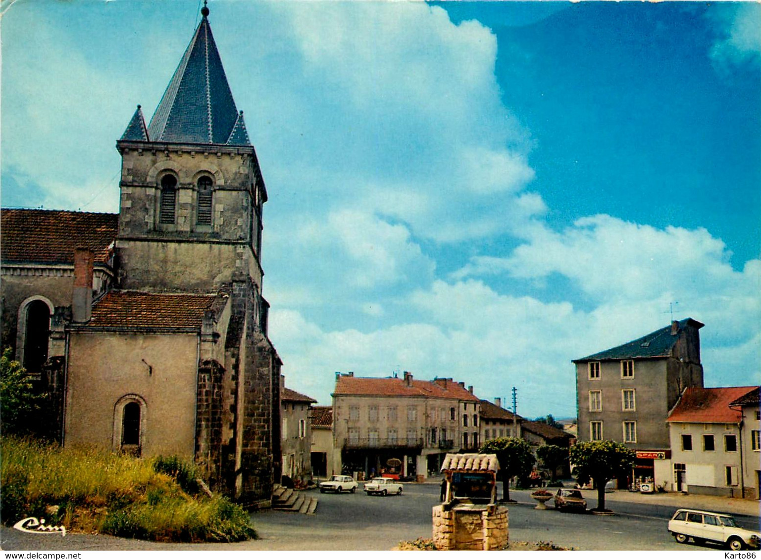 Oradour Sur Vayres * La Place De L'église * Le Puits - Oradour Sur Vayres